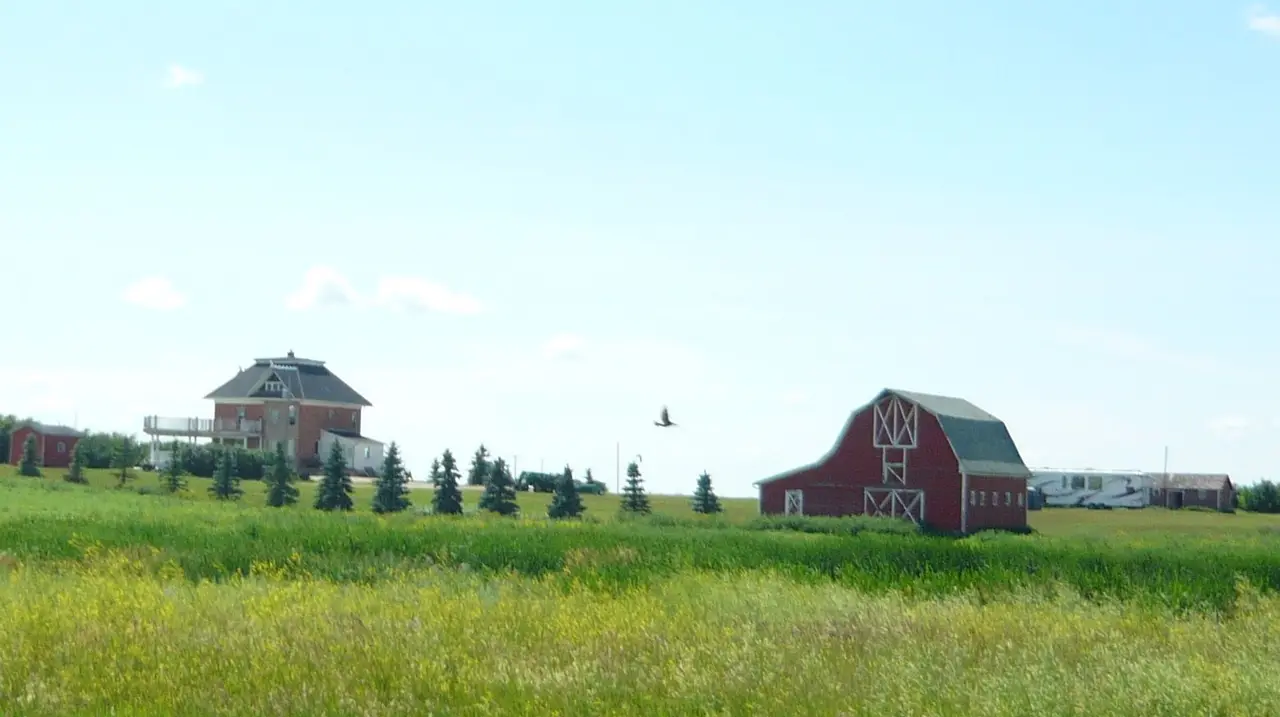 Johnston House and red barn near Bladworth, 2015